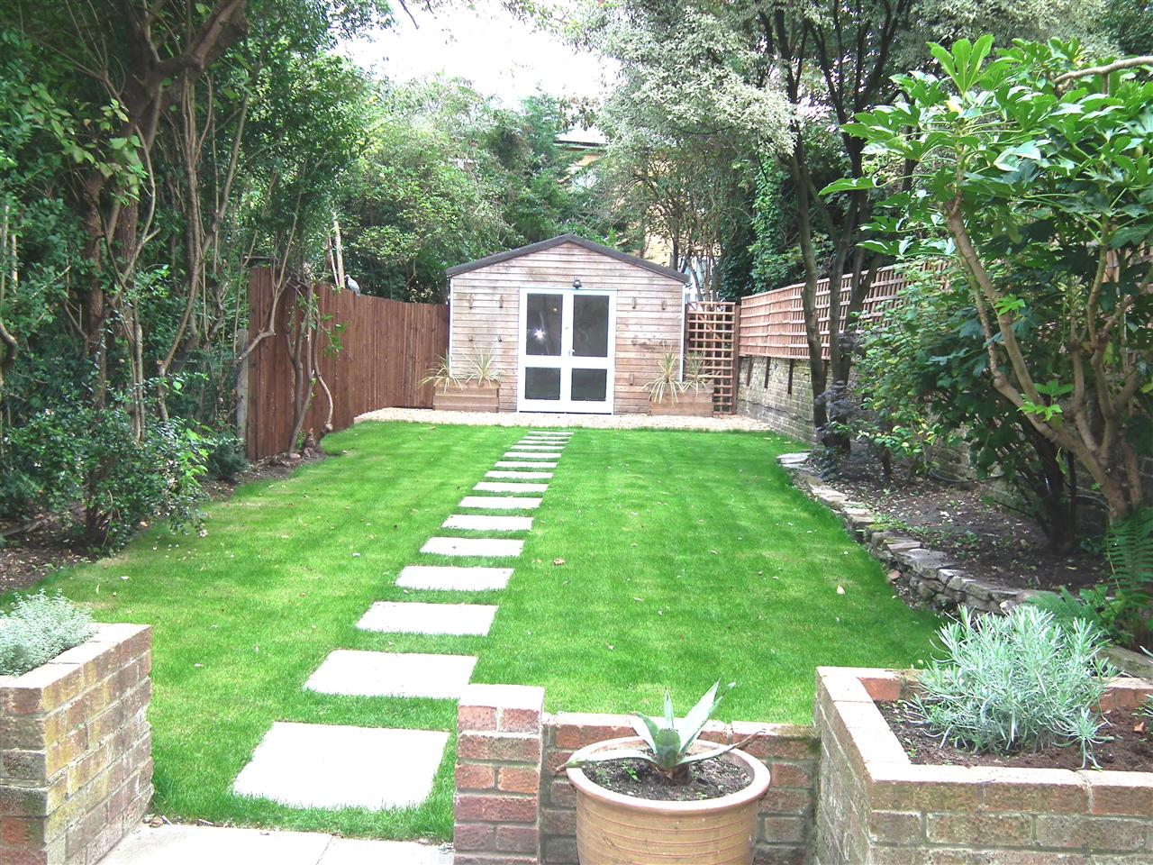 Flat Cecilia Road in Greater London