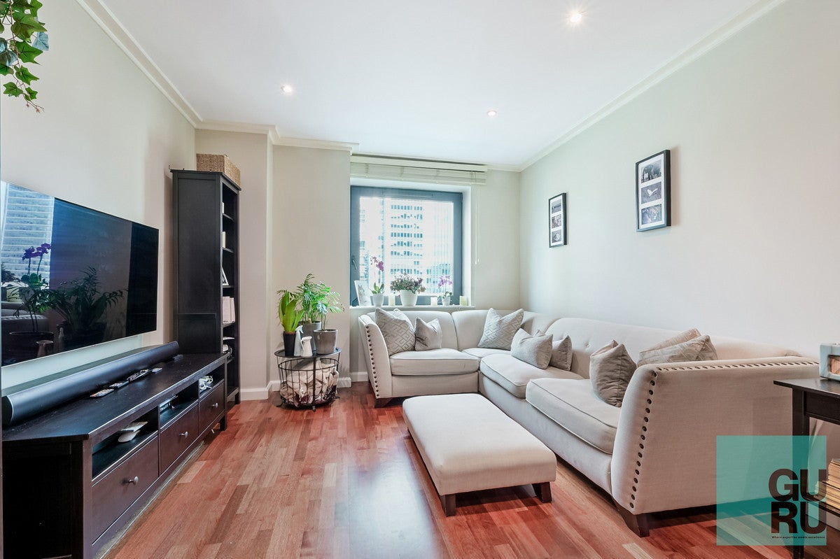 Flat South Quay Square in Greater London