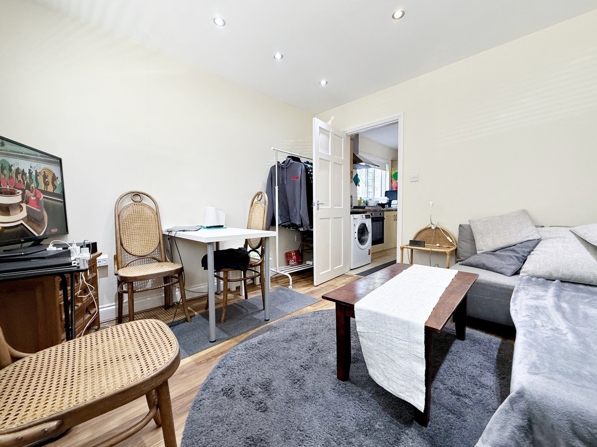 Flat Wellesley Avenue in Richings Park