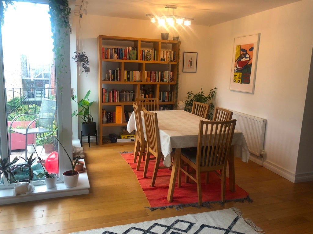 Flat Holden Avenue in Greater London