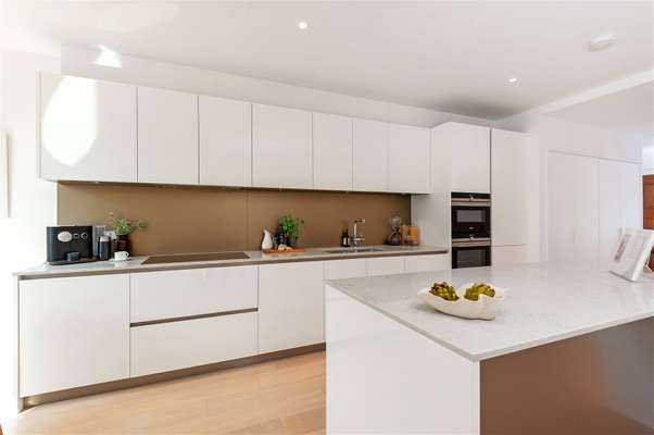 Flat Broom Road in Greater London