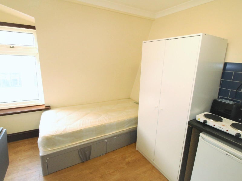 Room Wesleyan Place in Greater London