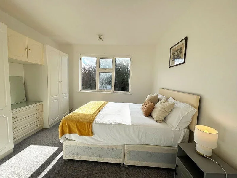 Room Petts Wood Road in Greater London