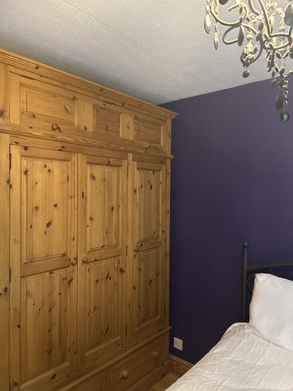 Room Hillside Road in Caterham