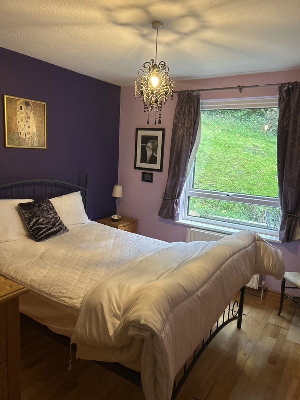 Room Hillside Road in Caterham