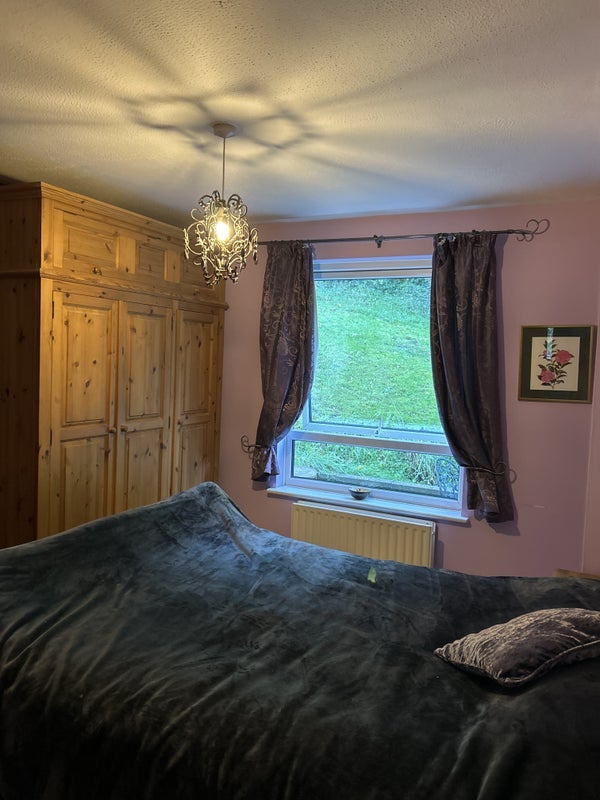 Room Hillside Road in Caterham