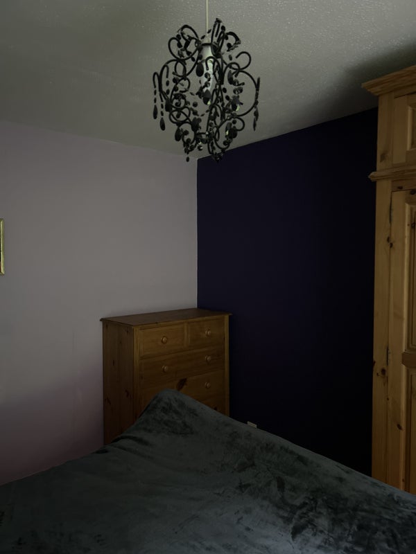 Room Hillside Road in Caterham
