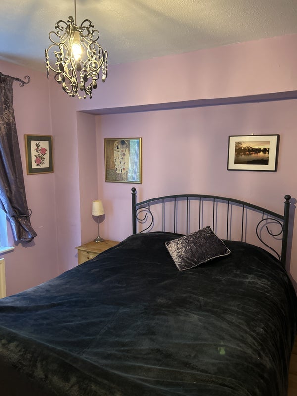 Room Hillside Road in Caterham