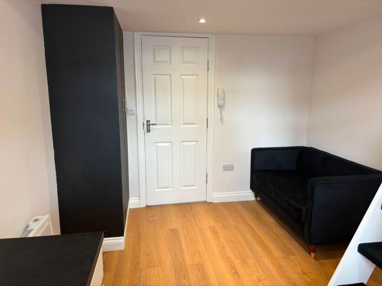Room Hillside Road in Luton