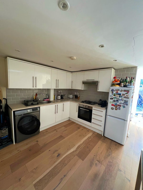 Room Exning Road in Greater London
