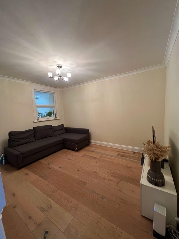Room Exning Road in Greater London
