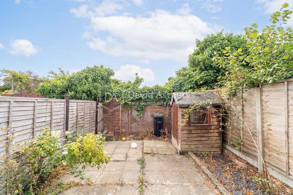 House Chase Side in Greater London