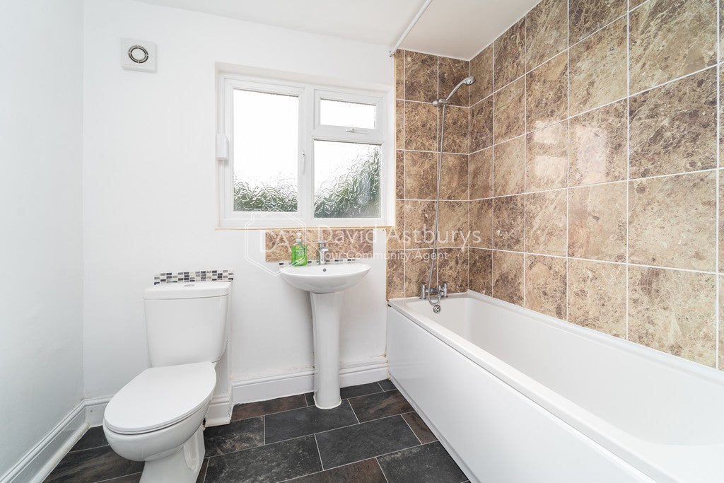House Chase Side in Greater London