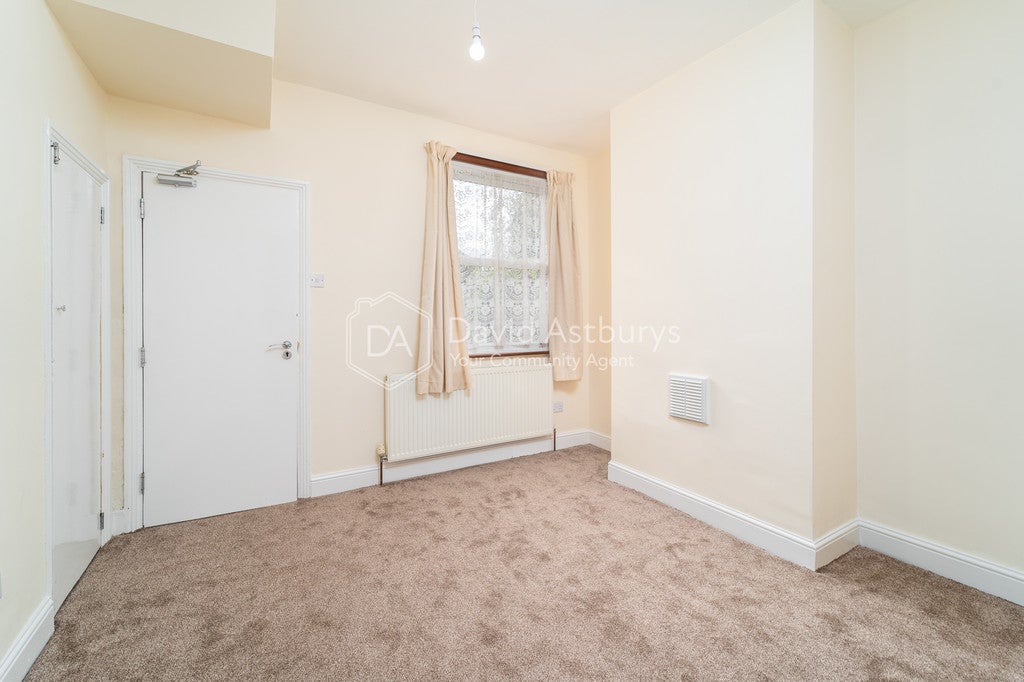 House Chase Side in Greater London