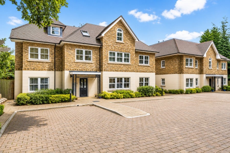 Flat Sheerwater Road in Woking