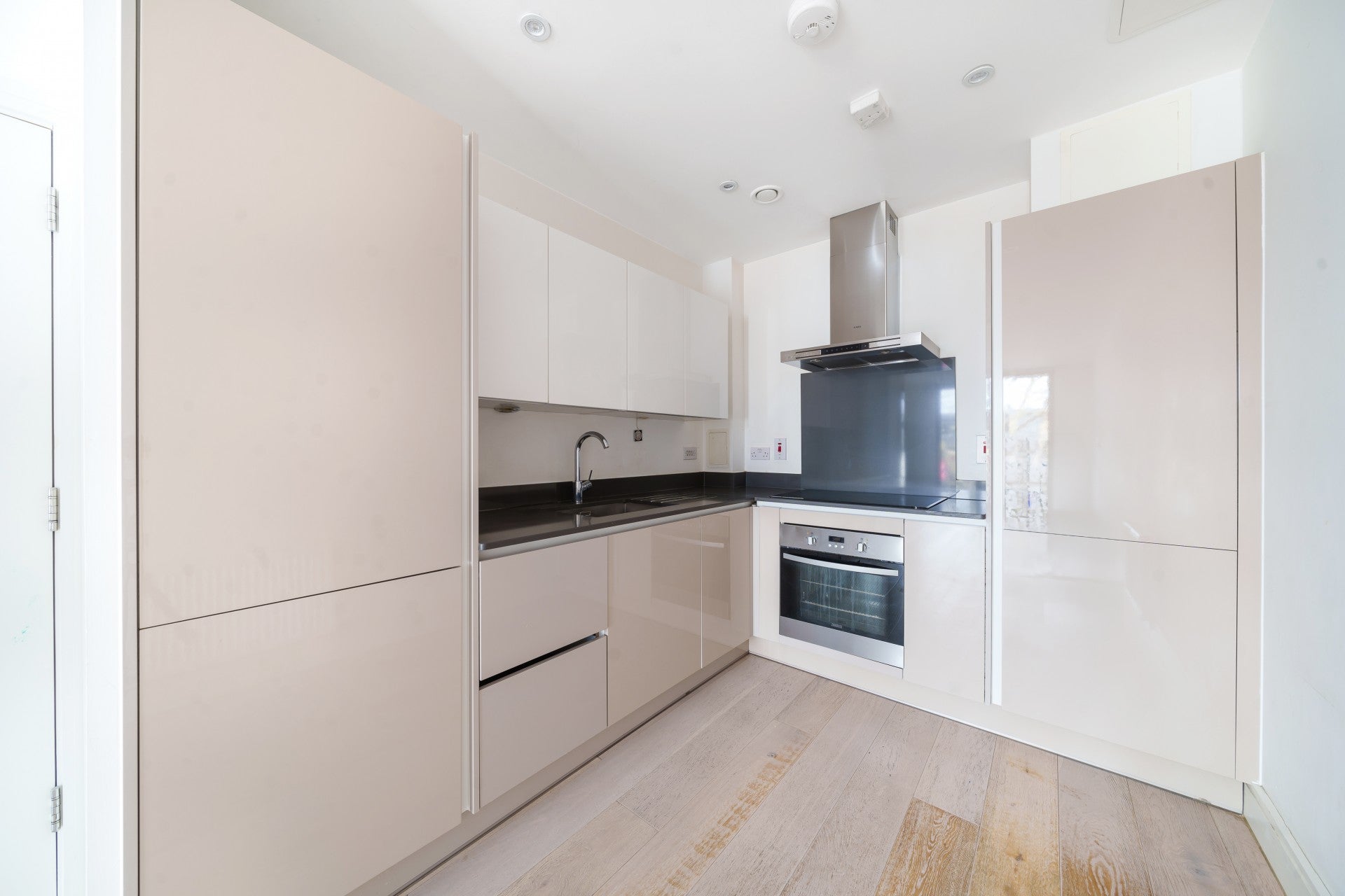 Flat Chiswick High Road in Greater London