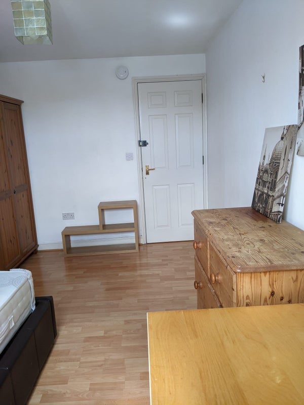 Room Parkinson Drive in Chelmsford