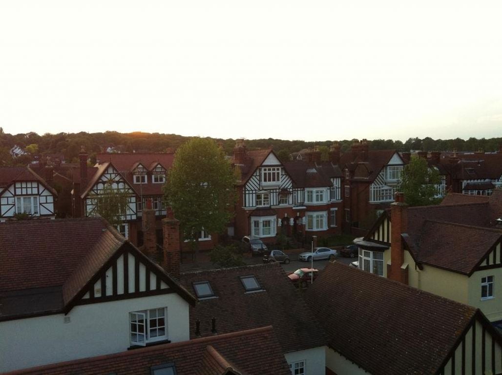 Flat Connaught Avenue in Greater London
