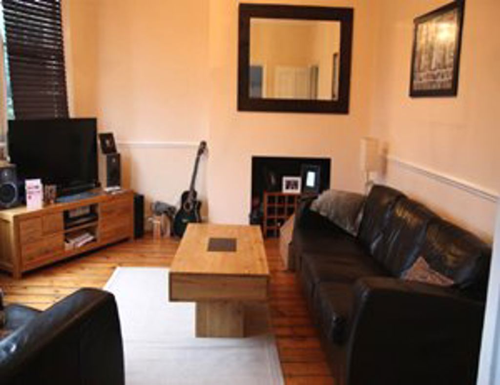 Flat Connaught Avenue in Greater London