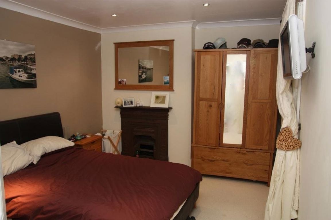 Flat Connaught Avenue in Greater London