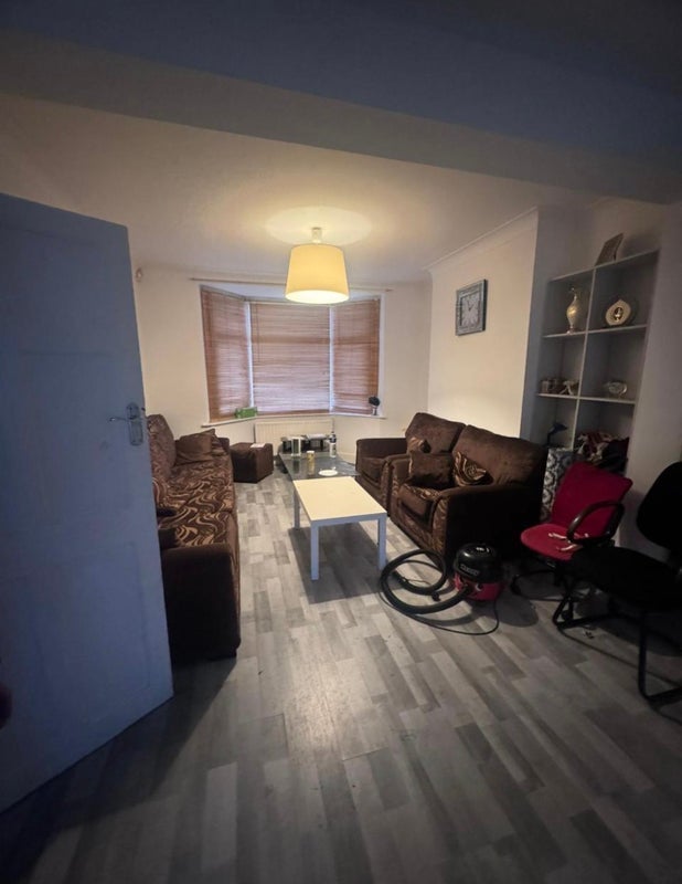 Room Charlemont Road in Greater London