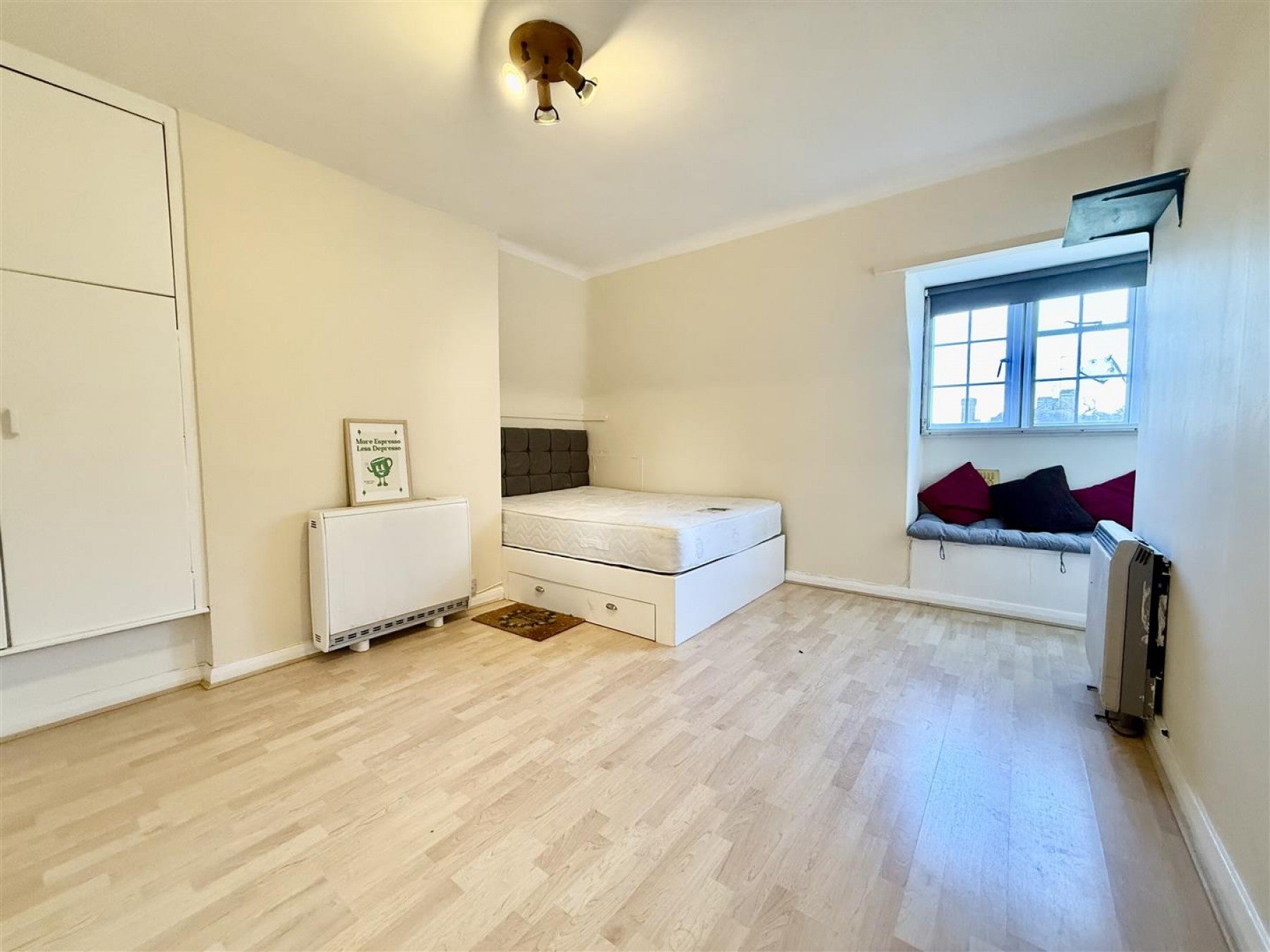 Flat Lyttleton Road in Greater London