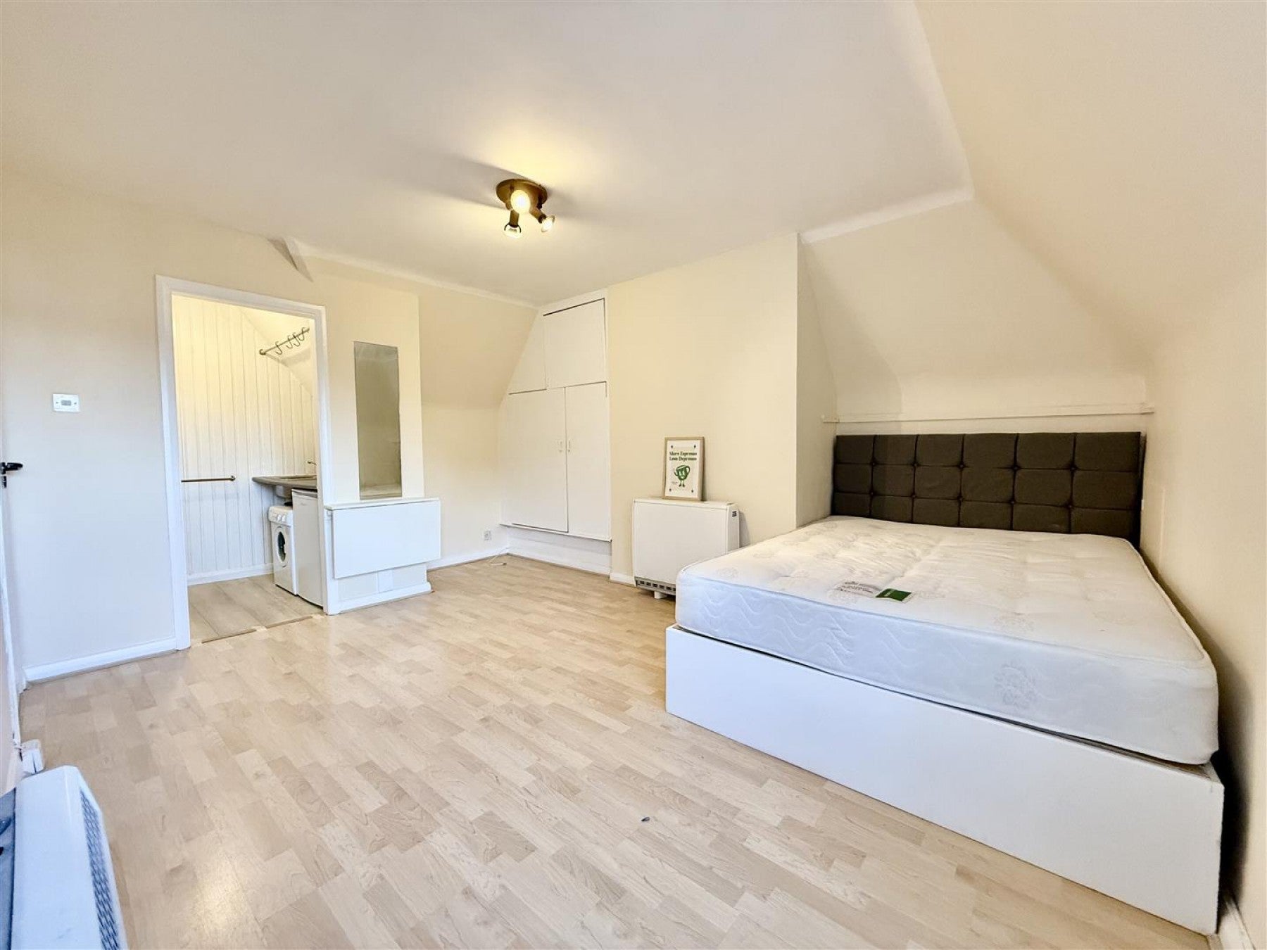 Flat Lyttleton Road in Greater London