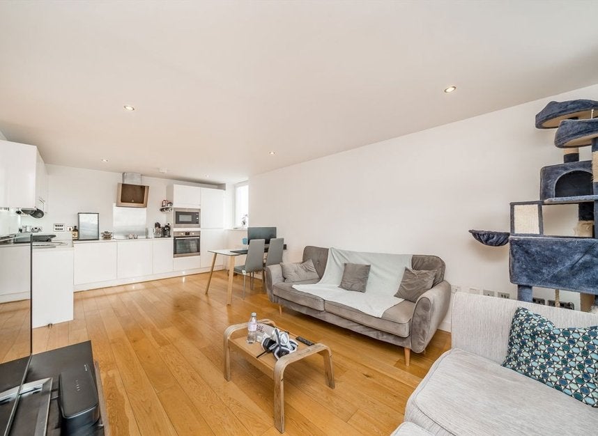 Flat Rainhill Way in Greater London