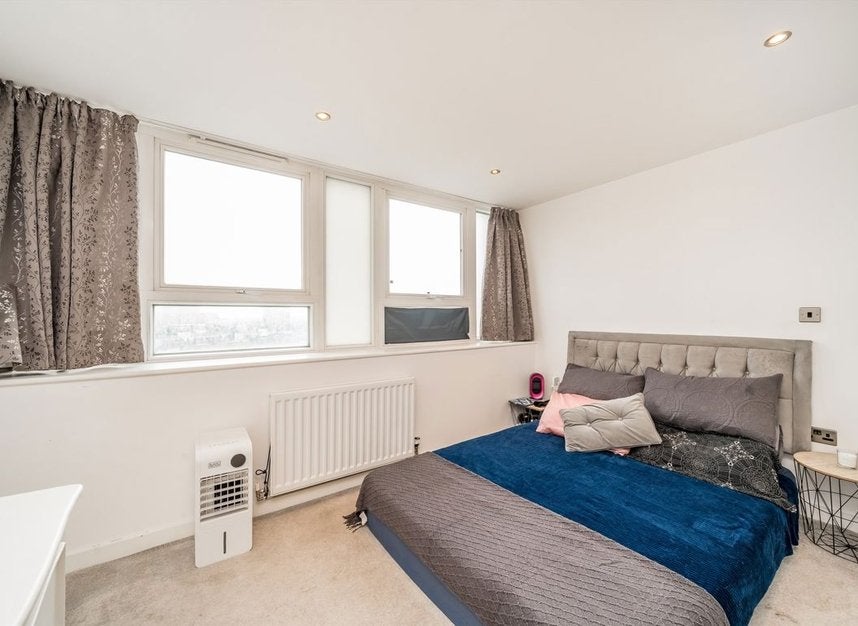 Flat Rainhill Way in Greater London