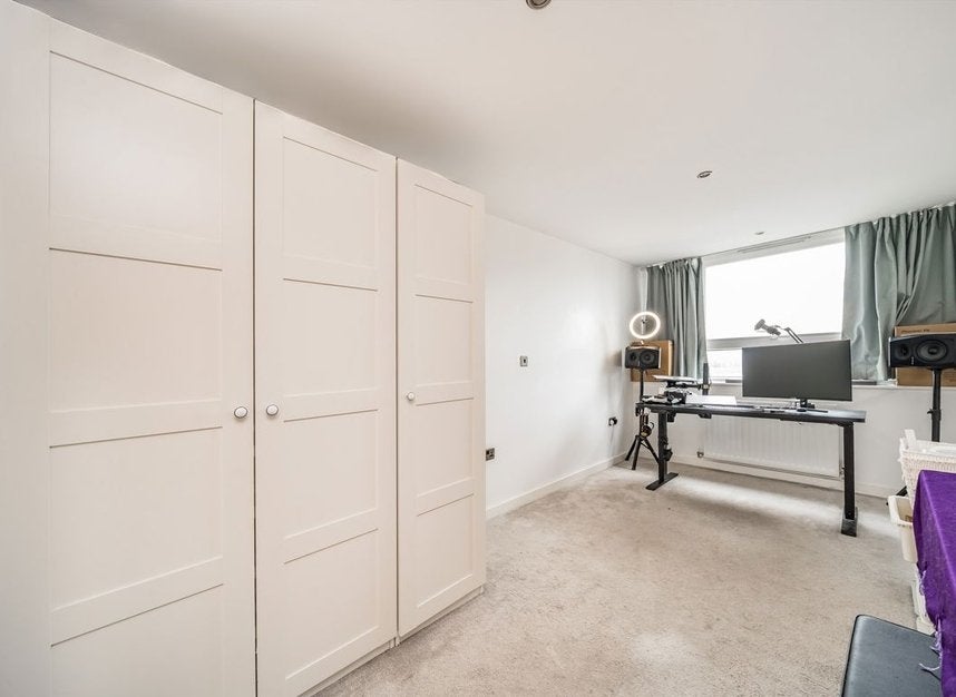 Flat Rainhill Way in Greater London
