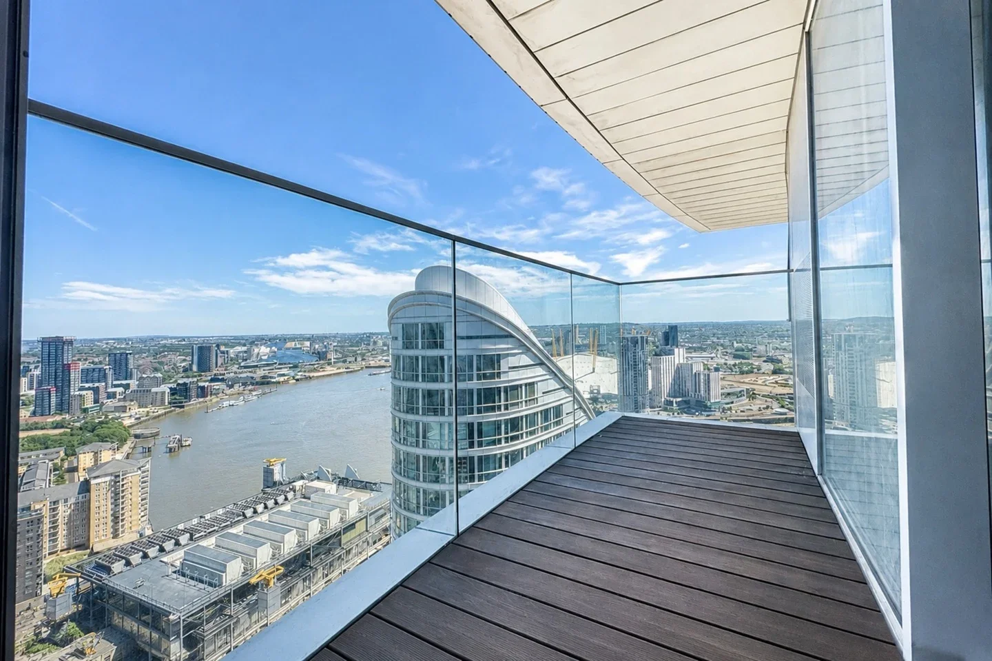 Flat Biscayne Avenue in Greater London