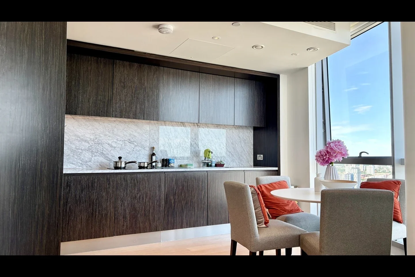 Flat Biscayne Avenue in Greater London