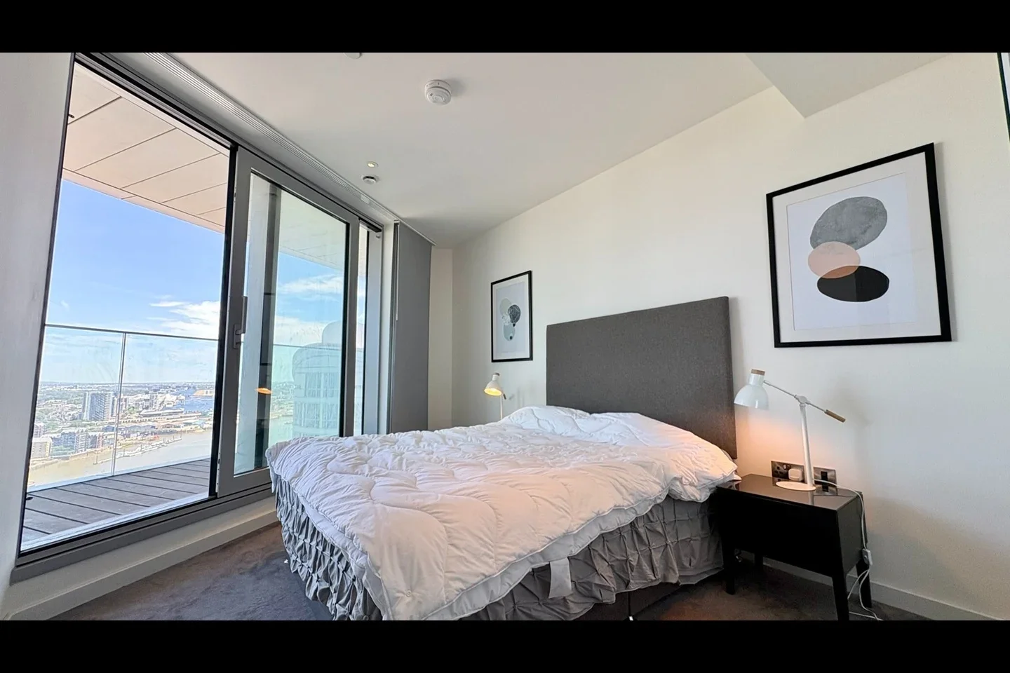 Flat Biscayne Avenue in Greater London