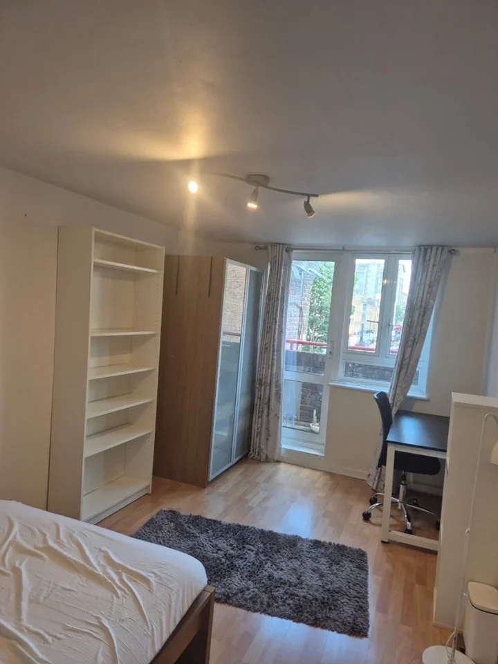 Room George Mews in Greater London