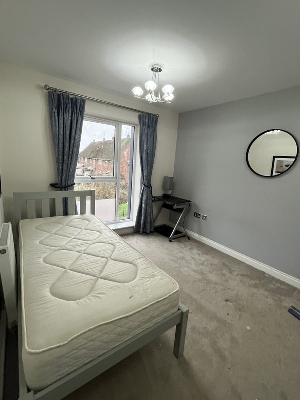 Flat Kingdom Avenue in Coventry