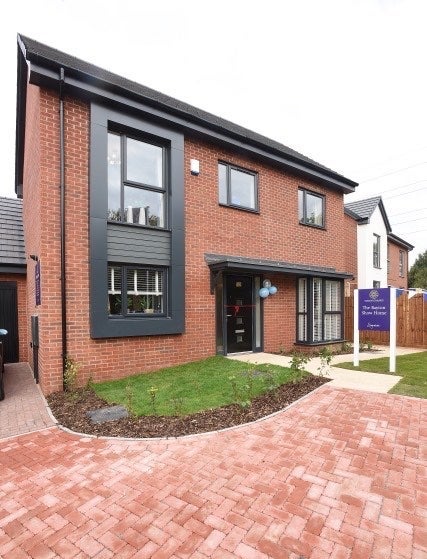 Flat Kingdom Avenue in Coventry