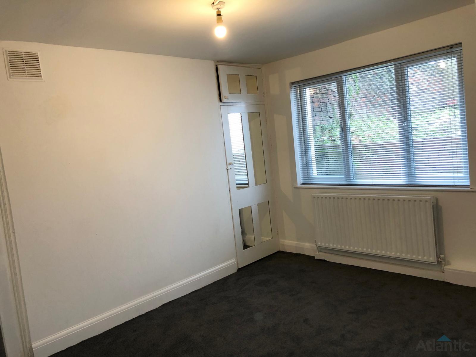 Flat Upper Grove in Greater London