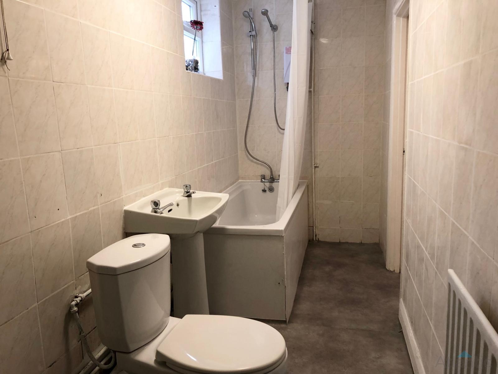 Flat Upper Grove in Greater London