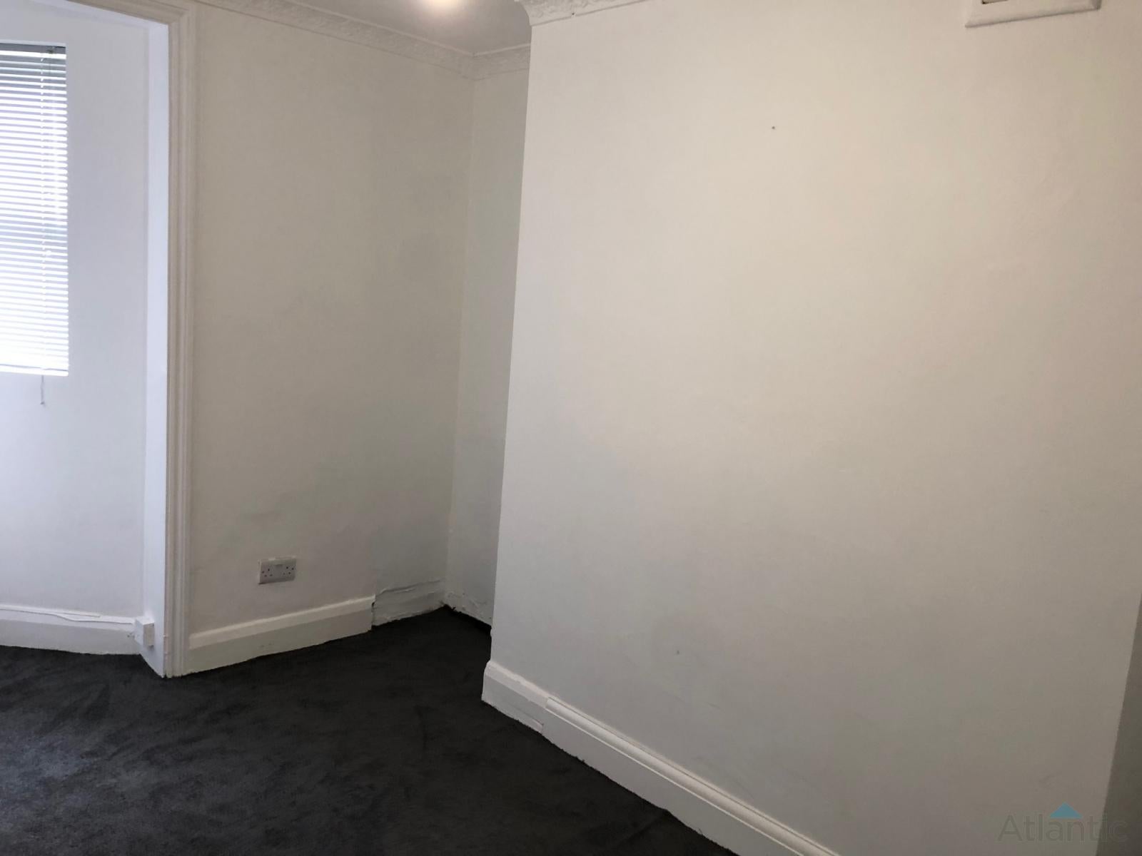 Flat Upper Grove in Greater London