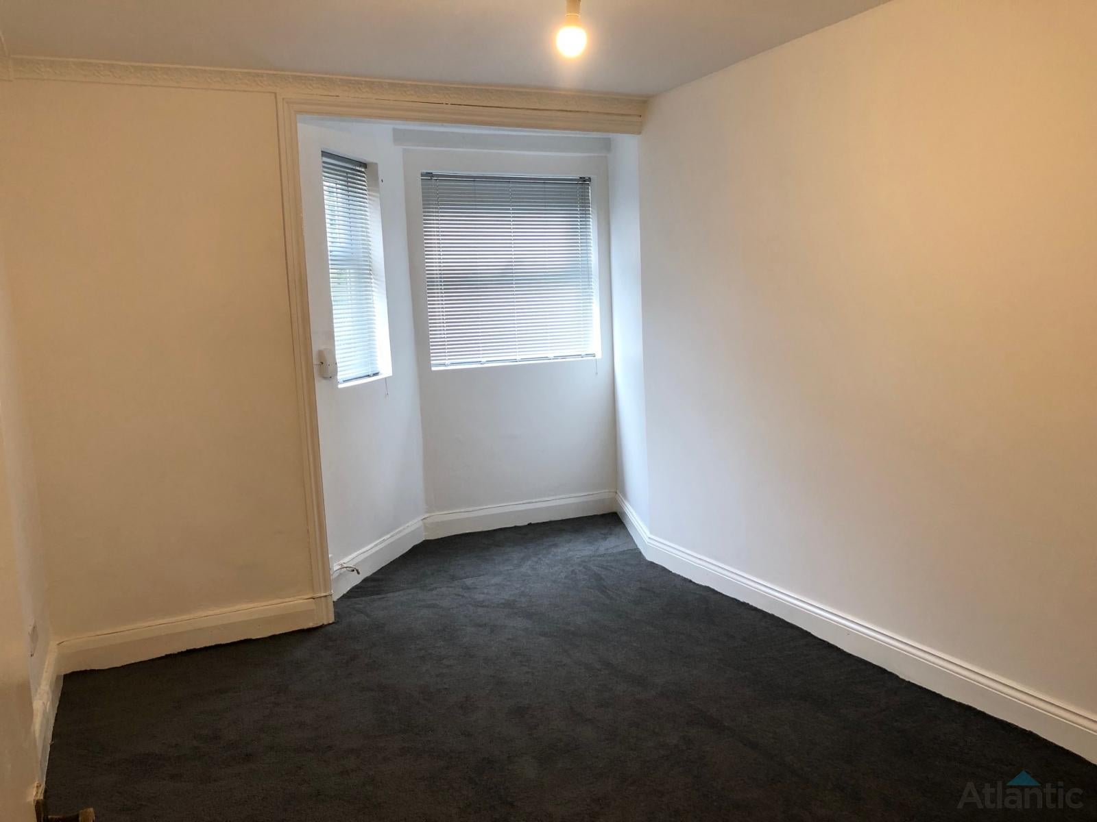Flat Upper Grove in Greater London