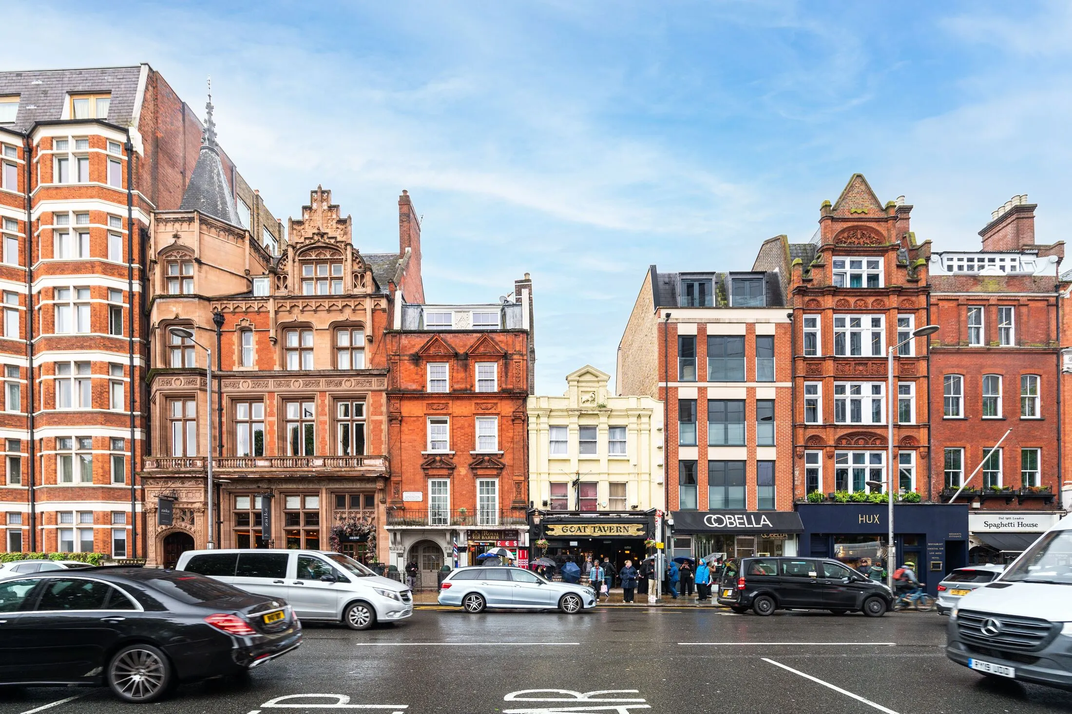 Flat Kensington Court in Greater London