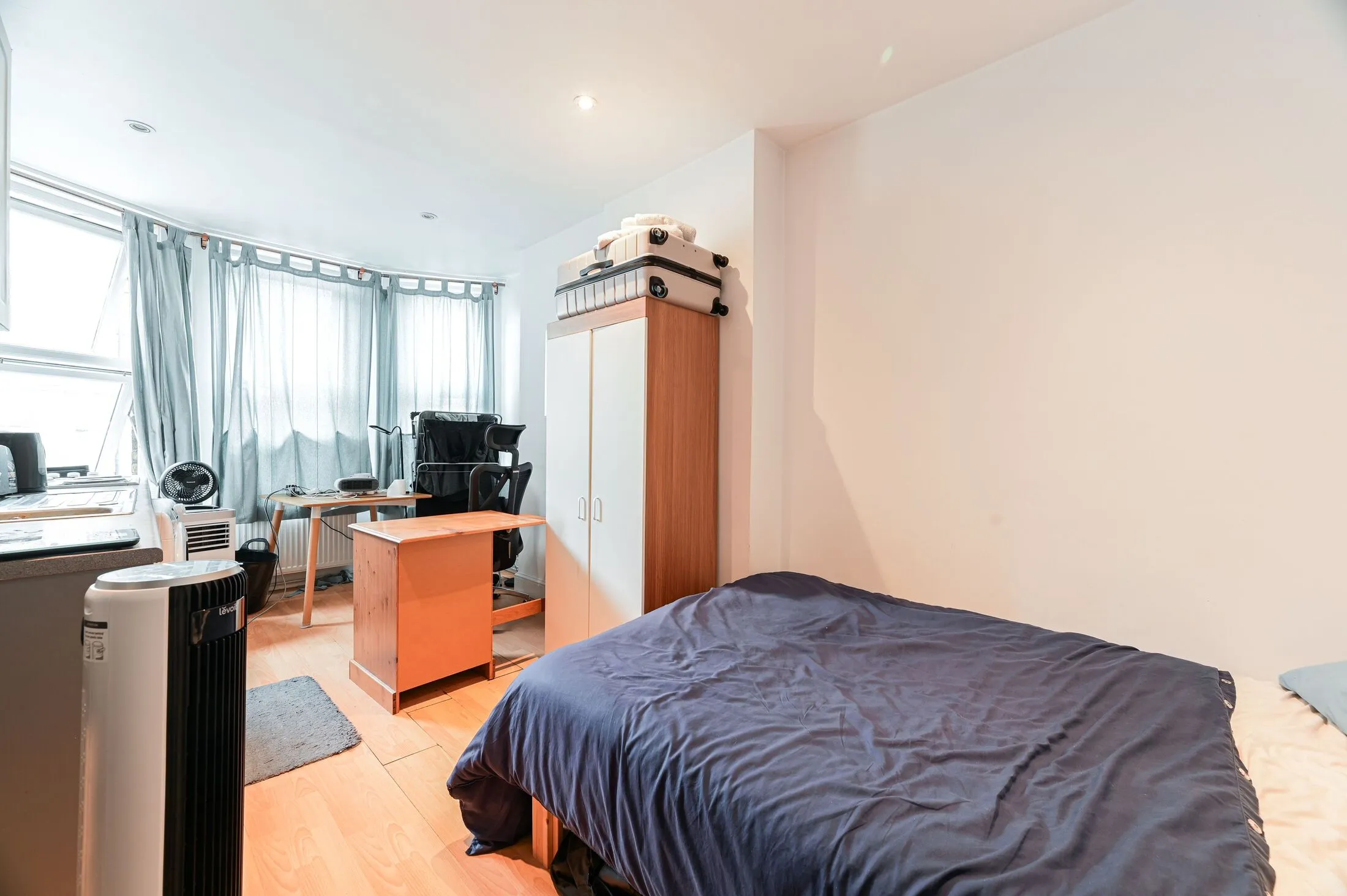Flat Kensington Court in Greater London