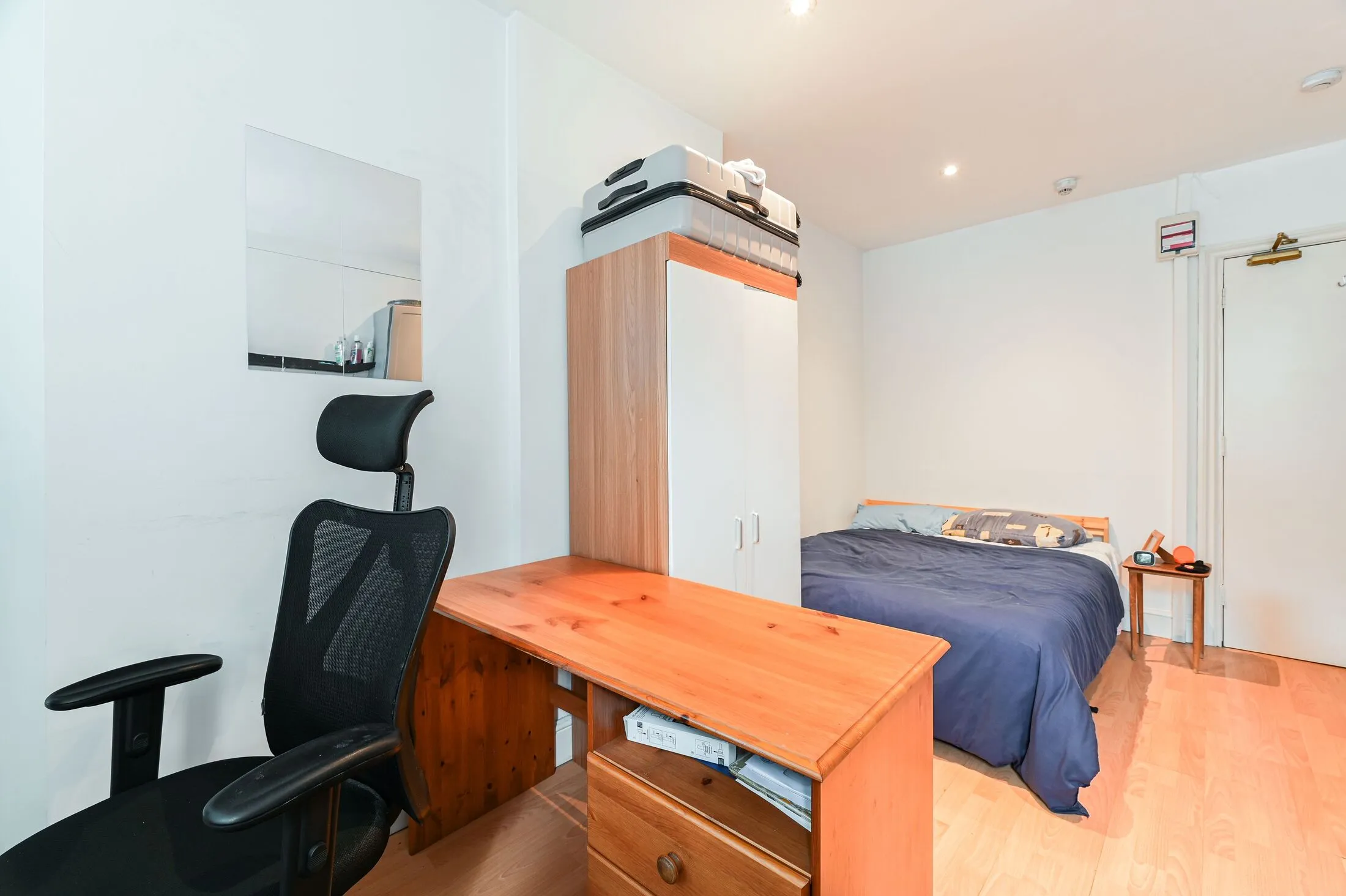 Flat Kensington Court in Greater London