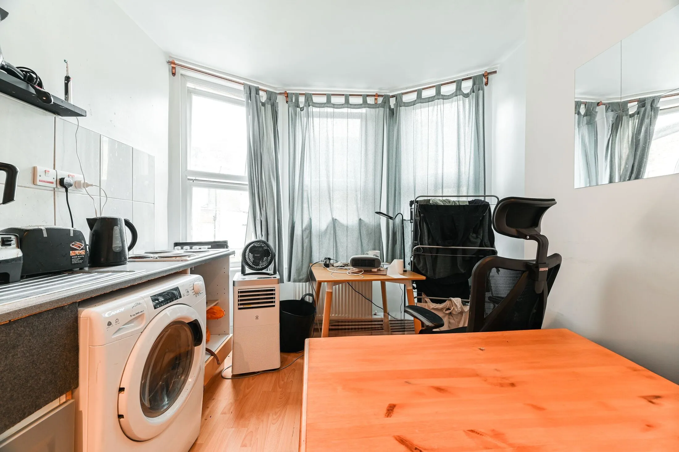 Flat Kensington Court in Greater London