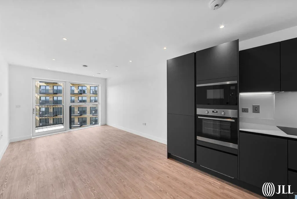 Flat Chiswick High Road in Greater London