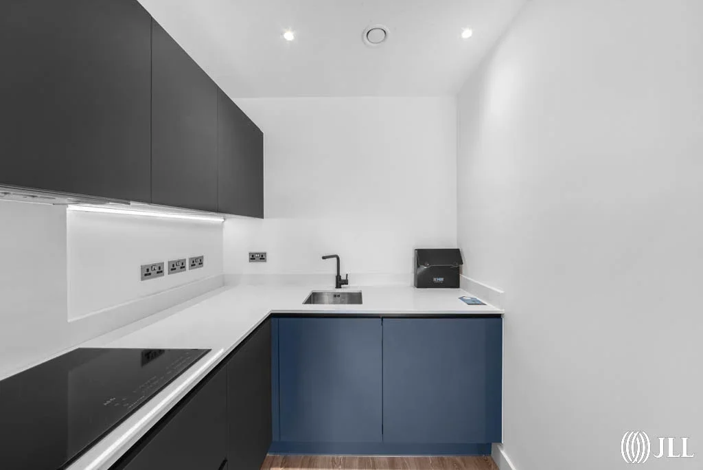 Flat Chiswick High Road in Greater London