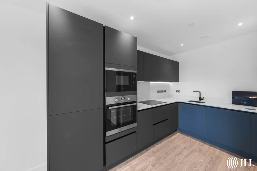 Flat Chiswick High Road in Greater London