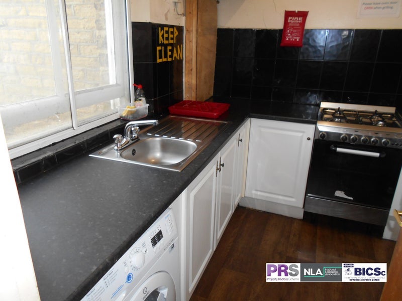 Room Hallfield Road in Bradford