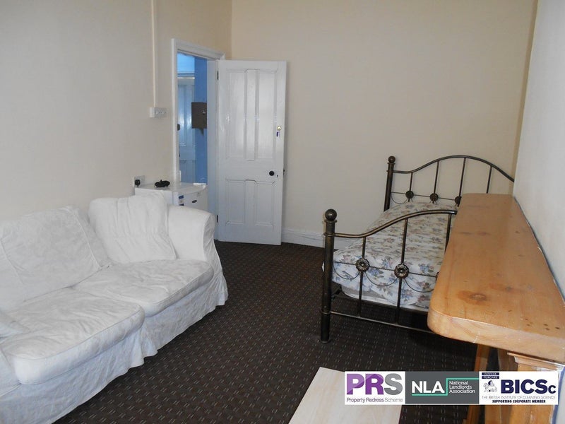 Room Hallfield Road in Bradford