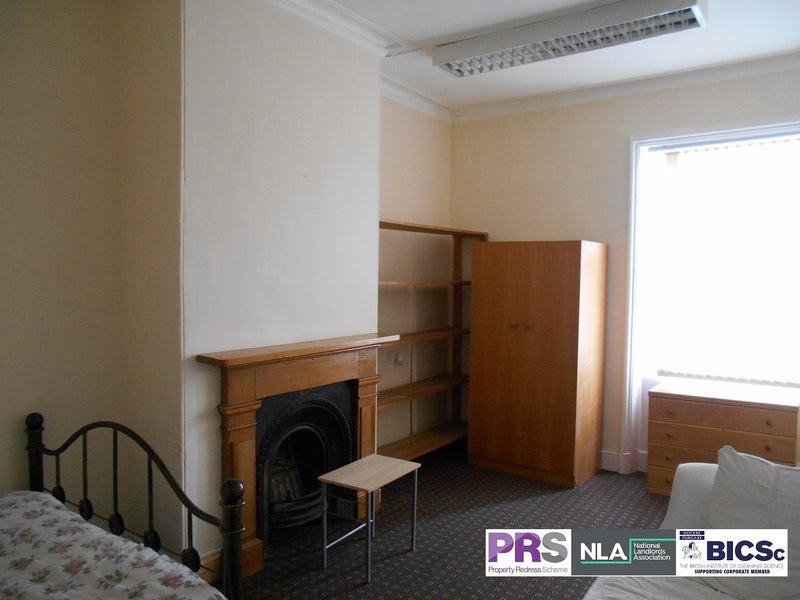 Room Hallfield Road in Bradford